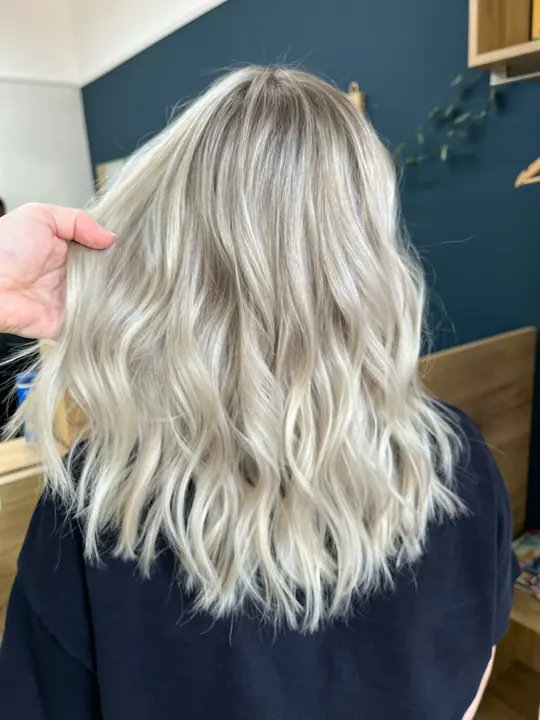 Kühles Blond mit Strähnen, gewellte Längen, Rückansicht