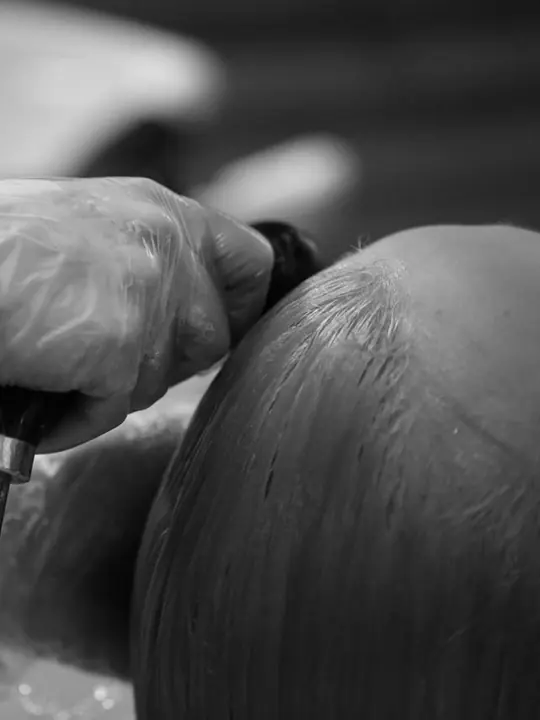 Pflege-Treatment am Waschplatz, Anwendung mit Handschuh
