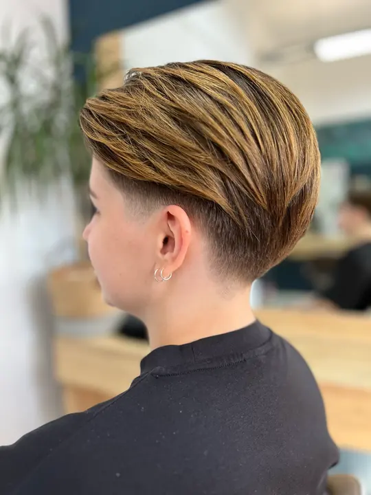 Kurzhaarschnitt mit ausrasierten Seiten, Seitenansicht im Salon